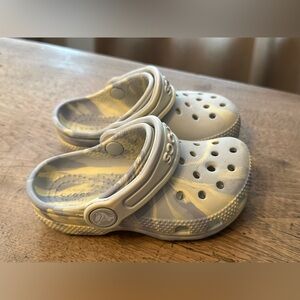 EUC Toddler Marble Crocs Size 7C Gray & Creme.
